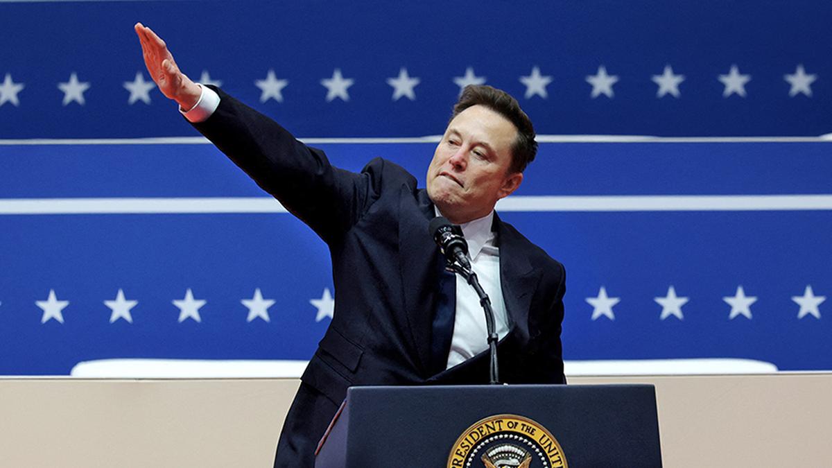 एलोन मस्क एका कार्यक्रमात हातवारे करताना, ज्यामुळे सोशल मीडियावर वाद निर्माण झाला आणि रेड्डिटवरील अनेक समूहांनी X वर बंदी घातली(छायाचित्र: The Hindu)