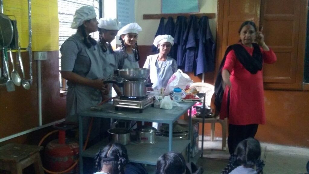 कौशल्य विकास अंतर्गत विद्यार्थ्यांसाठी पाककला प्रशिक्षण