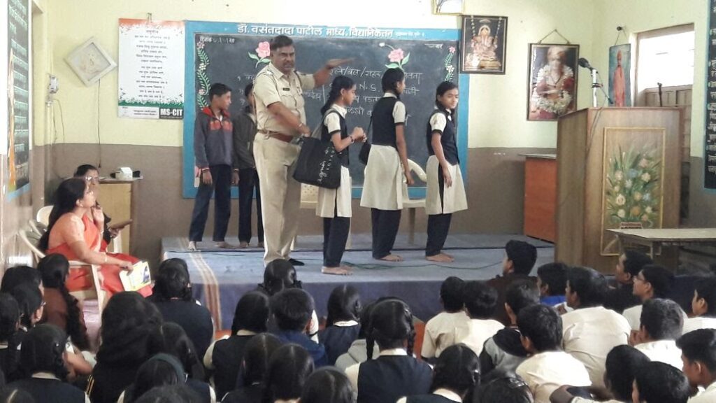 विद्यार्थ्यांसाठी पोलिसांकडून चोरी व गुन्हेगारीविषयी जागरूकता प्रशिक्षण